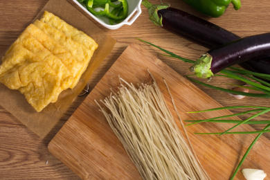 一份放在砧板上的米粉食材