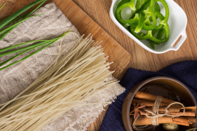 一份放在砧板上的米粉食材