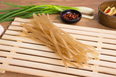 放在桌子上的扁形苕粉