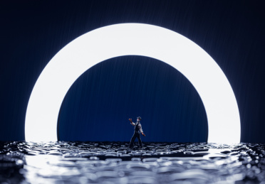 光环水珠雨中跳舞的小丑