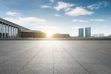 城市现代建筑群前宽阔无人的大理石广场