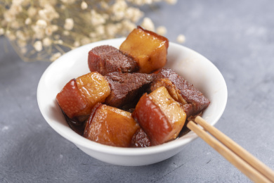 一碗红烧肉炖肉特写