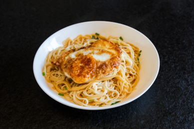 家庭饮食制作,一盘荷包蛋葱油拌面