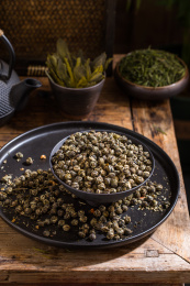 装在黑色碗里的茉莉龙珠干茶叶