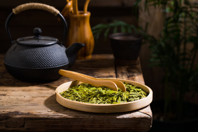 装在竹篾上的龙井干茶上面还放在一个茶夹