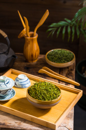 复古碗装着的中国茗茶黄山毛峰干茶叶