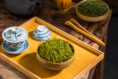 复古碗装着的中国茗茶黄山毛峰干茶叶