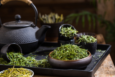 复古碗里的中国茗茶竹叶青干茶叶