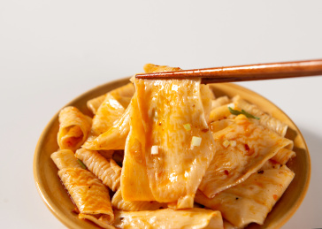 白色背景上餐具里盛放的红油面皮