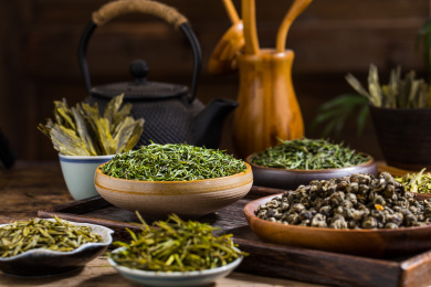 放在桌上的竹叶青干茶叶及其他绿茶茶饮