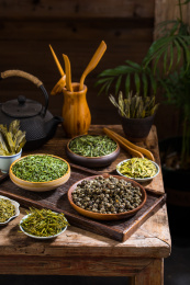 放在桌上的竹叶青干茶叶及其他绿茶茶饮
