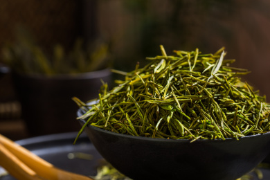 用黑色碗装着的中国茗茶黄山毛峰干茶叶