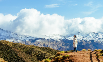 年轻女性在平山湖大峡谷享受峡谷与雪山美景
