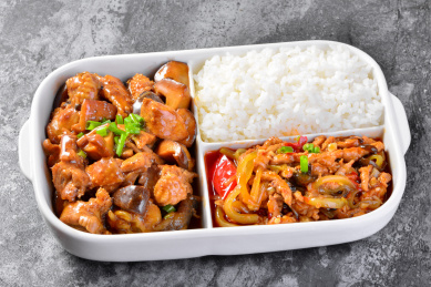 中式鱼香肉丝香菇烧鸡双拼饭