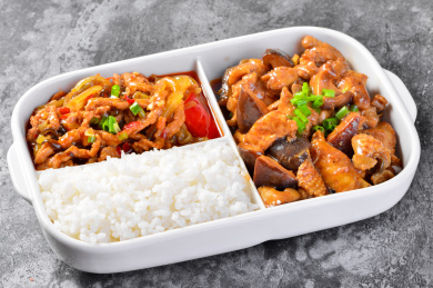 中式鱼香肉丝香菇烧鸡双拼饭