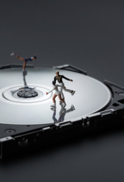 光驱CD盘上花样滑冰