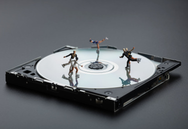 光驱CD盘上花样滑冰