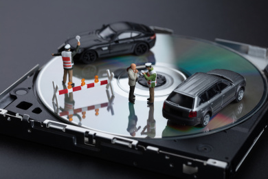 光驱CD盘上交警查酒驾检查驾驶证