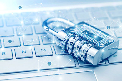 锁子放在电脑键盘上象征信息安全与数据互联