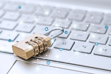 锁子放在电脑键盘上象征信息安全与数据互联