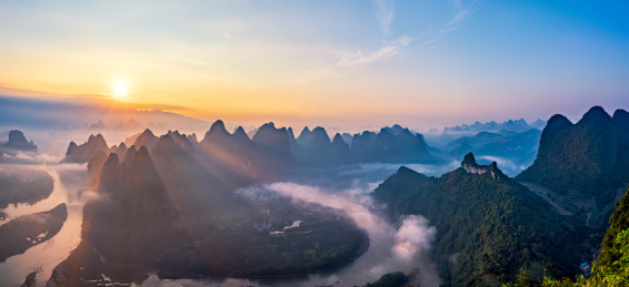 中国广西桂林阳朔兴坪漓江的日出景观