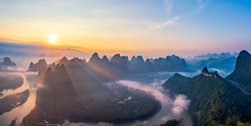中国广西桂林阳朔兴坪漓江的日出景观