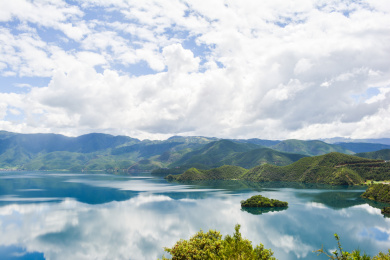 云南宁蒗县泸沽湖景区船只湖面岛屿蓝天白云