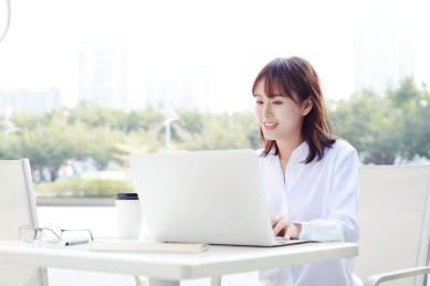 在户外移动远程办公的商务女士