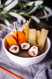 白色陶瓷碗里的茅根竹蔗水