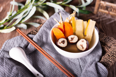 白色陶瓷碗里的茅根竹蔗水