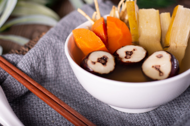 白色陶瓷碗里的茅根竹蔗水