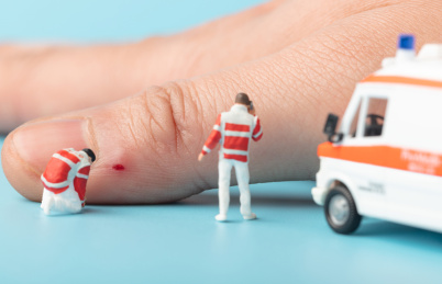 手指伤口救护车急救医生清创