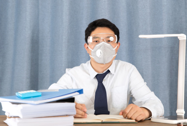 防护严密的上班族