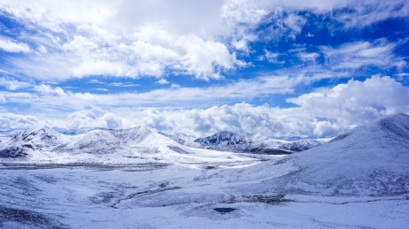 中国西藏米拉山与米拉山周边的群山