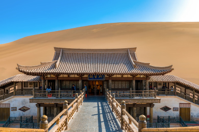 甘肃敦煌鸣沙山月牙泉古建筑群
