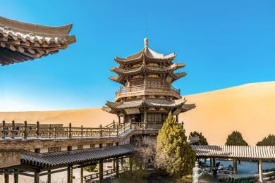 敦煌鸣沙山月牙泉景区的中式建筑月泉阁