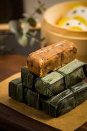 放在木板上的糯米竹叶饭