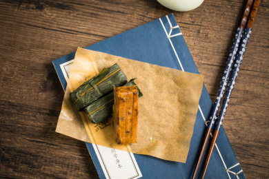 放在油纸上的糯米竹叶饭