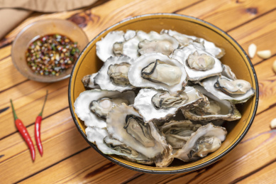 原汁原味高营养的清蒸生蚝和酱汁蒜瓣辣椒