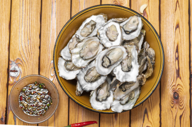 原汁原味高营养的清蒸生蚝和酱汁俯视图