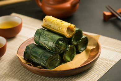 装在木盘里的中国特色美食竹筒饭