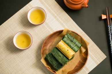 装在木盘里的中国特色美食竹筒饭