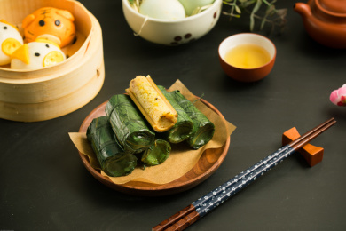 装在木盘里的中国特色美食竹筒饭