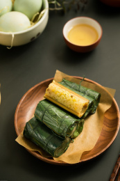 装在木盘里的中国特色美食竹筒饭