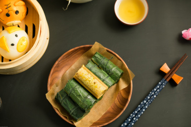 装在木盘里的中国特色美食竹筒饭