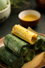 装在木盘里的中国特色美食竹筒饭