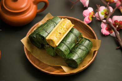 装在木盘里的中国特色美食竹筒饭