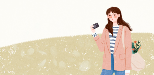 手拿相机背着帆布包的长发女孩右侧图