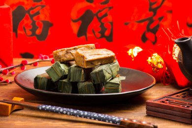 装黑盘里剥开竹叶的竹叶糯米包饭