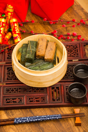 装蒸笼里剥开竹叶的竹叶糯米包饭